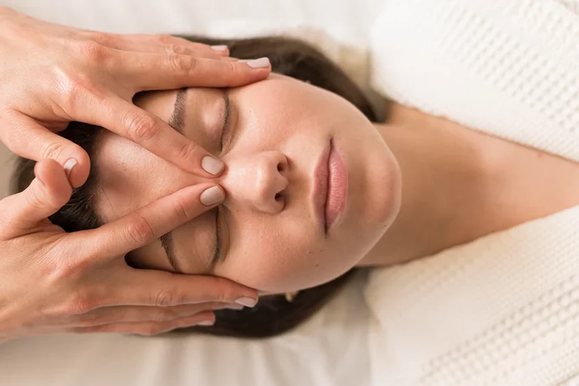 AMOO Klinik vede yoga facială ca o metodă complementară în rutina de îngrijire a pielii