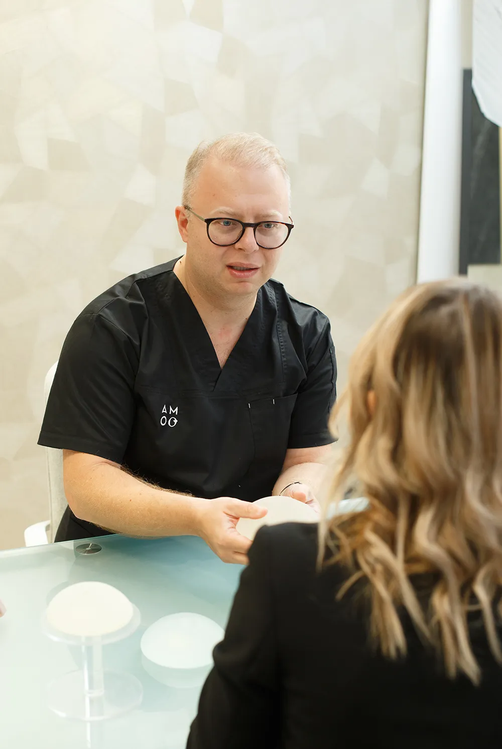Consultație pentru mastopexie la AMOO Klinik București
