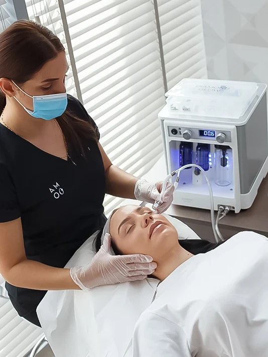 Aparatul Dermalinfusion folosit într-o ședință la AMOO Klinik