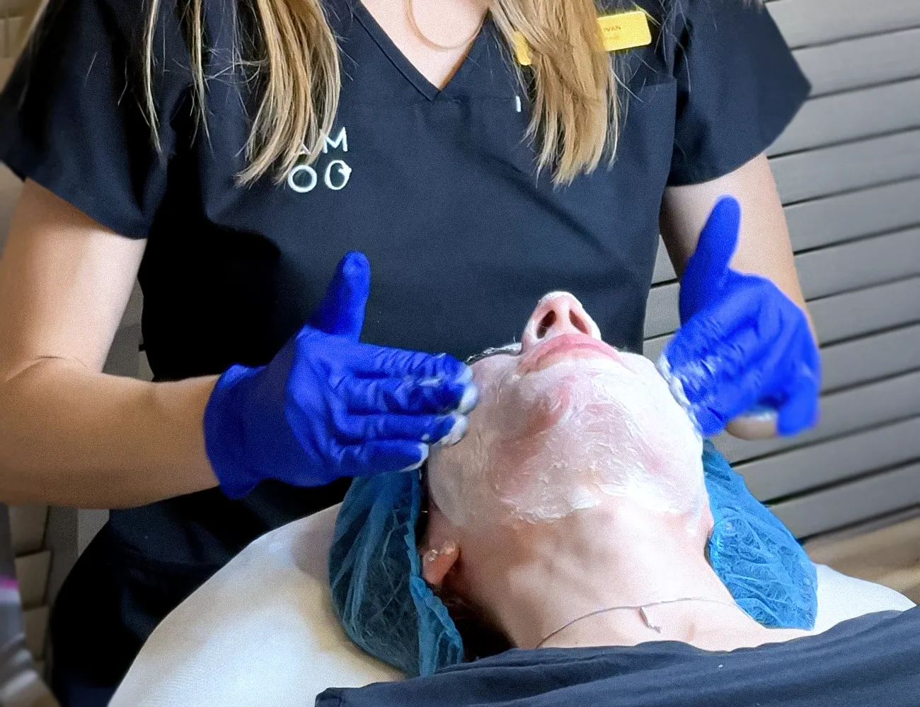 Peeling chimic mediu la AMOO Klinik București