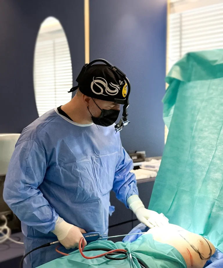 Operație de ginecomastie la AMOO Klinik București
