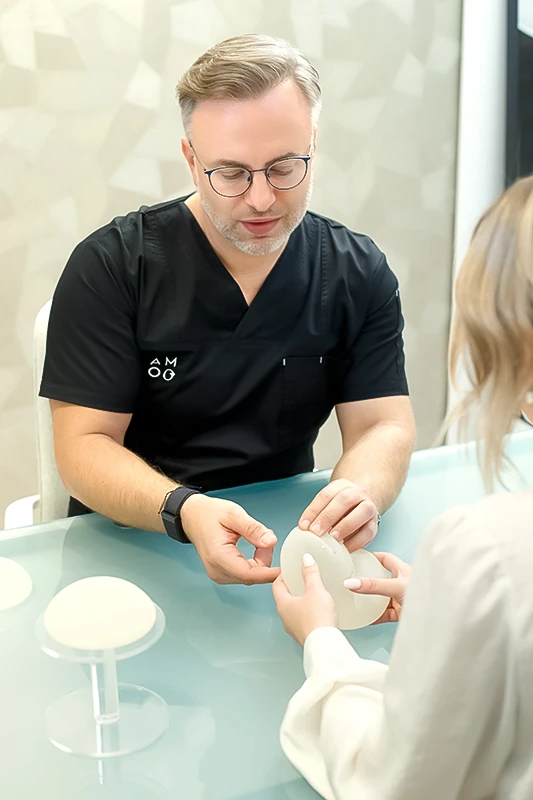 Consultație de chirurgie plastică la AMOO Klinik, cu probarea implanturilor mamare