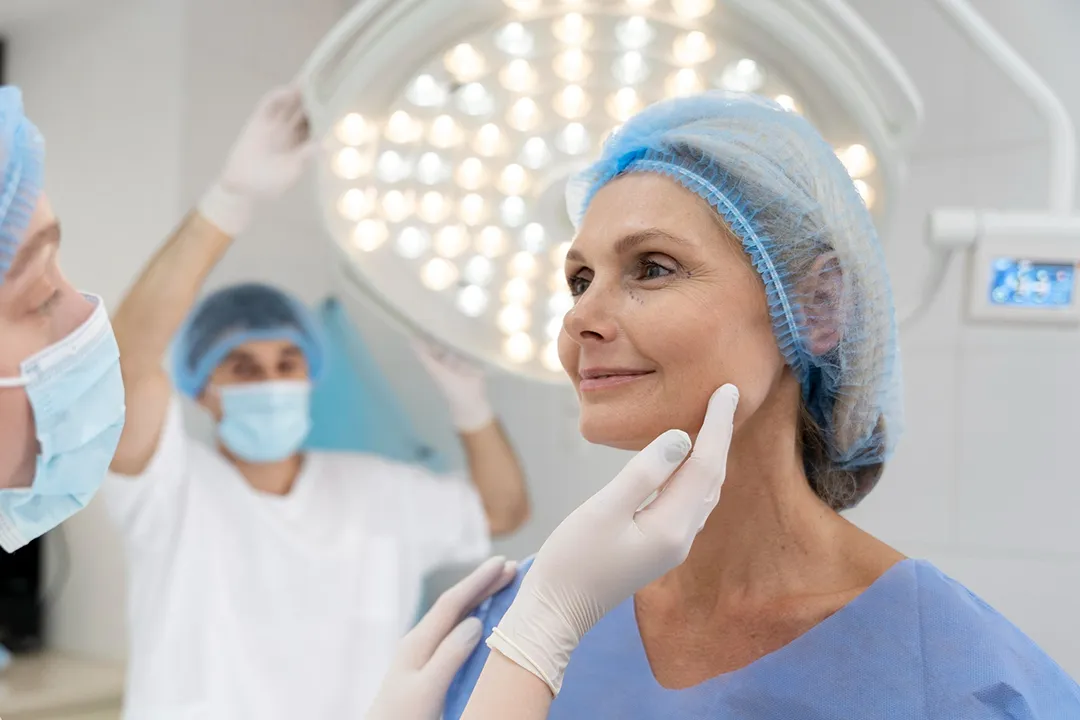 Cum se realizează intervenția Deep Plane la Amoo Klinik