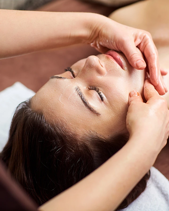 Masaj facial într-un cadru medical la AMOO Klinik