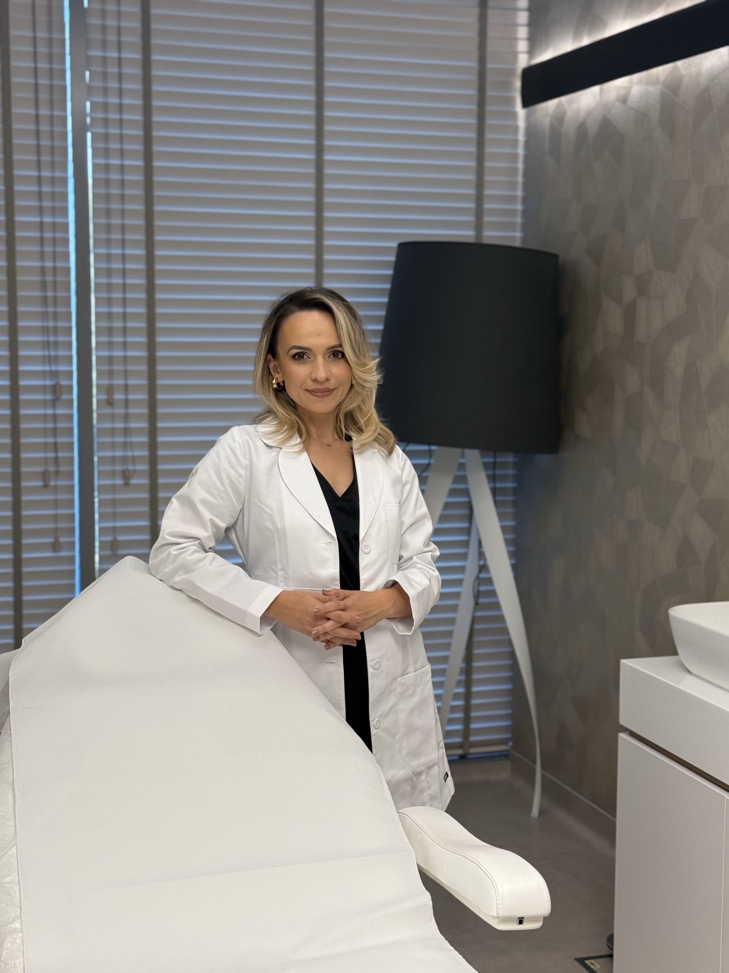 Dr. Carmen Mocanu, chirurg plastician, în holul AMOO Klinik din București
