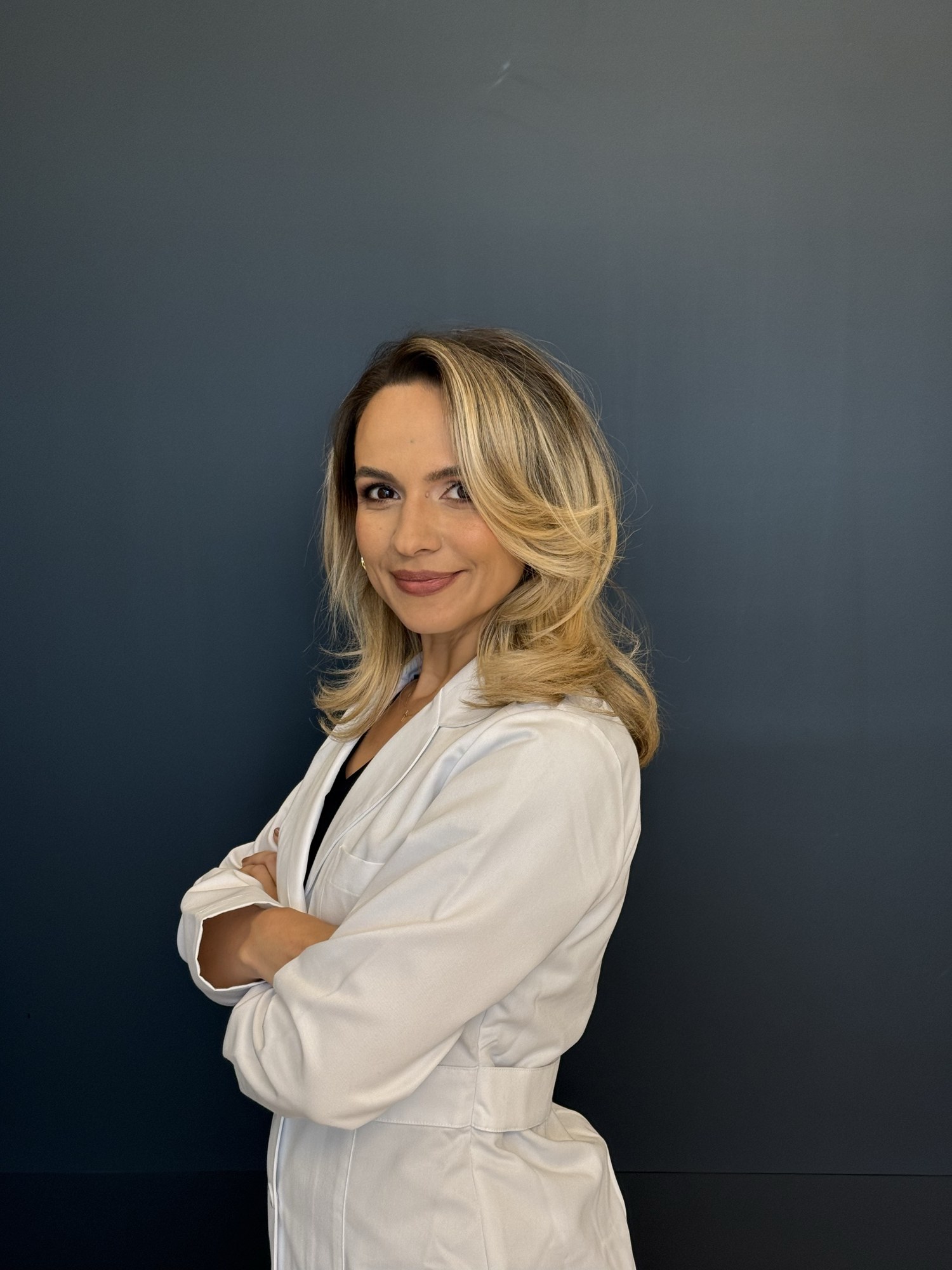 Dr. Carmen Mocanu, chirurg plastician specializat în chirurgia sânului, AMOO Klinik