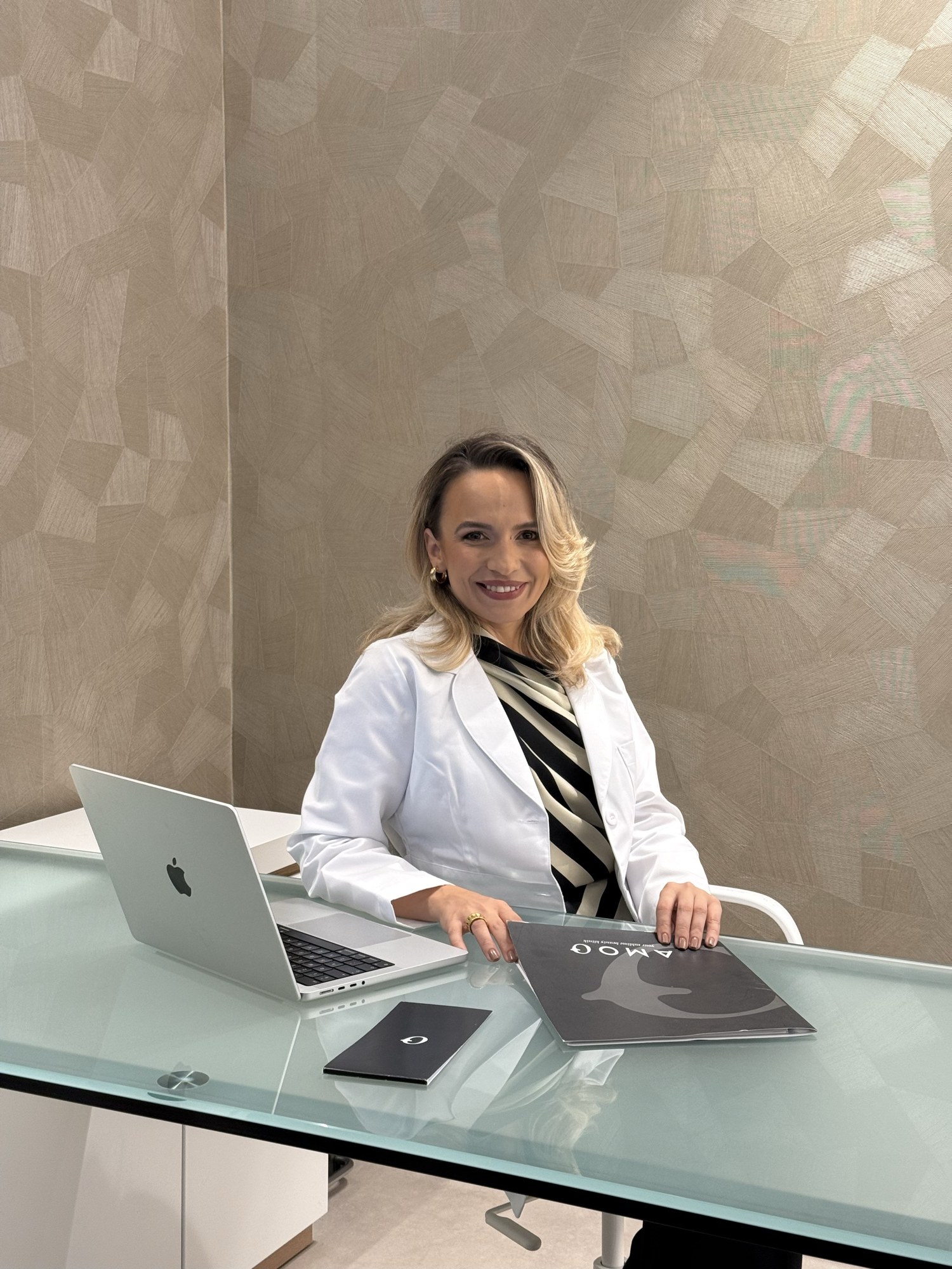 Dr. Carmen Mocanu, medic specialist chirurgie plastică, revenită la București